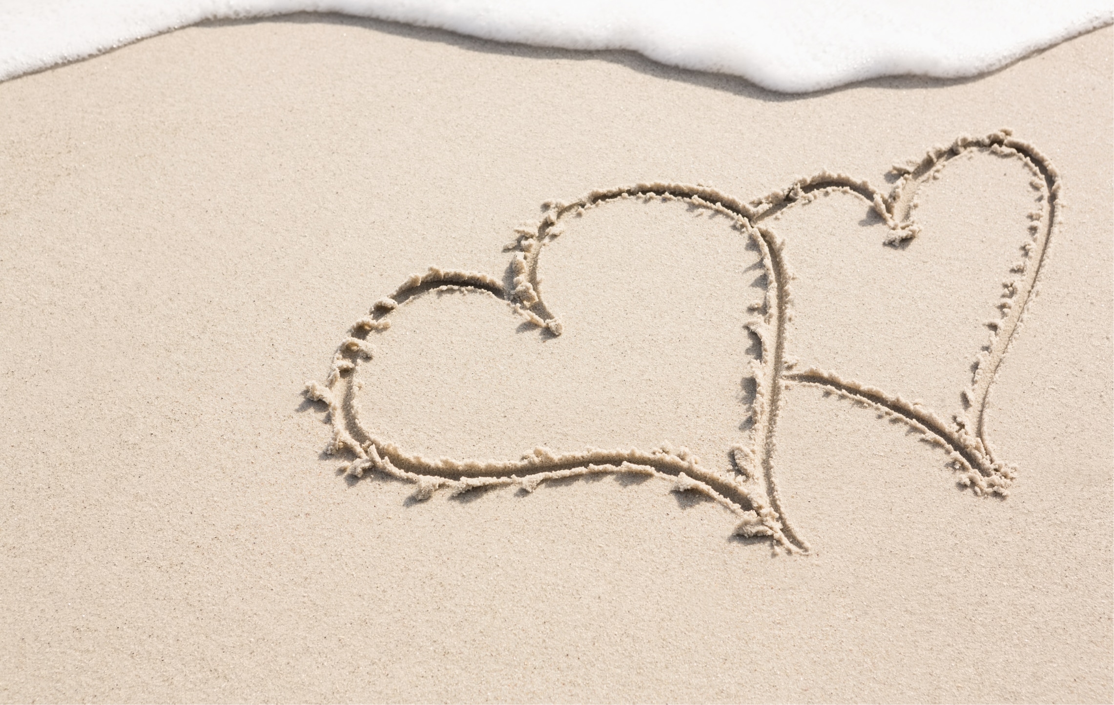 Zwei Herzen im Sand